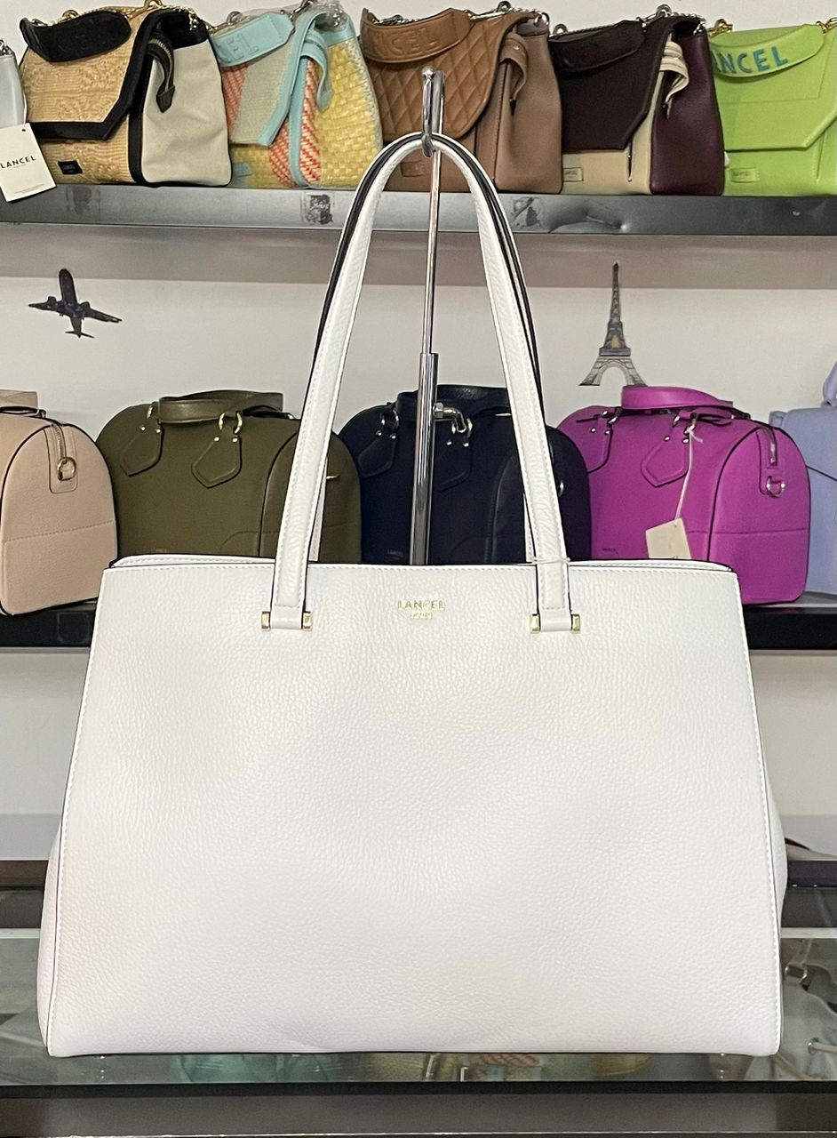 https://accessoiresmodes.com//storage/photos/360/LANCEL-CABAS/IMG-20241008-WA0025.jpg