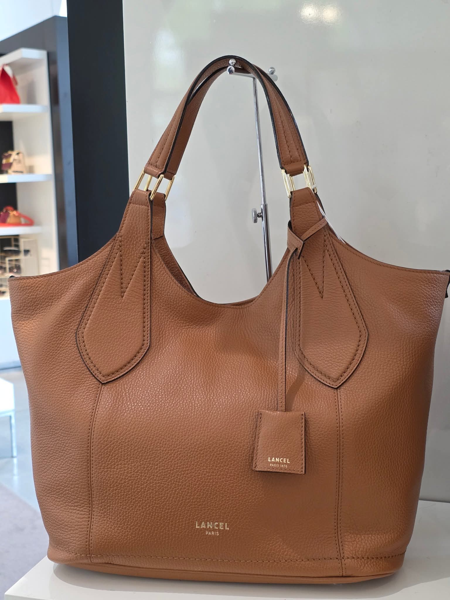 https://accessoiresmodes.com//storage/photos/360/LANCEL/FB_IMG_1761554407957.jpg