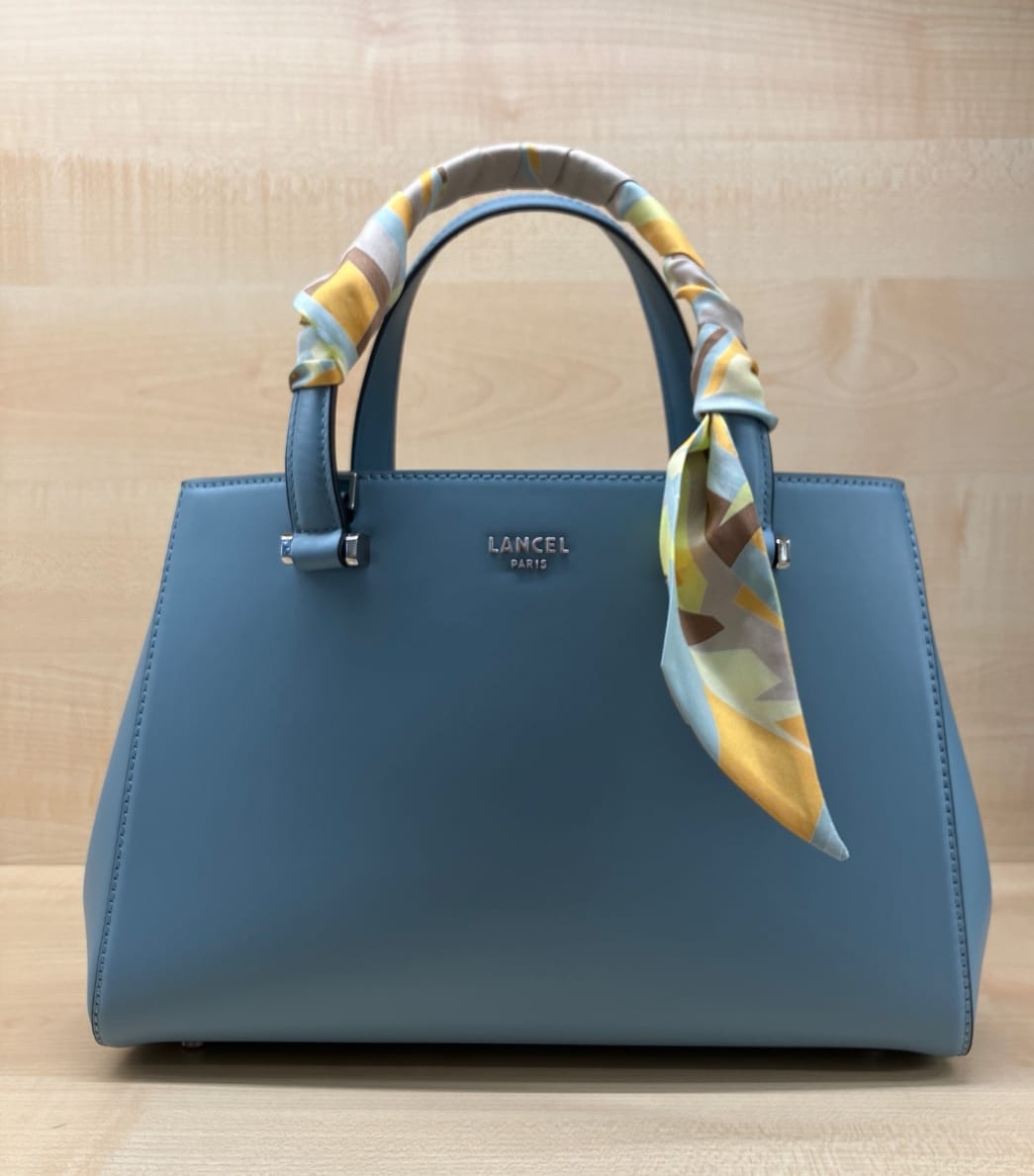 https://accessoiresmodes.com//storage/photos/360/LANCEL/Lettrine-bleu-nuage-1.jpg