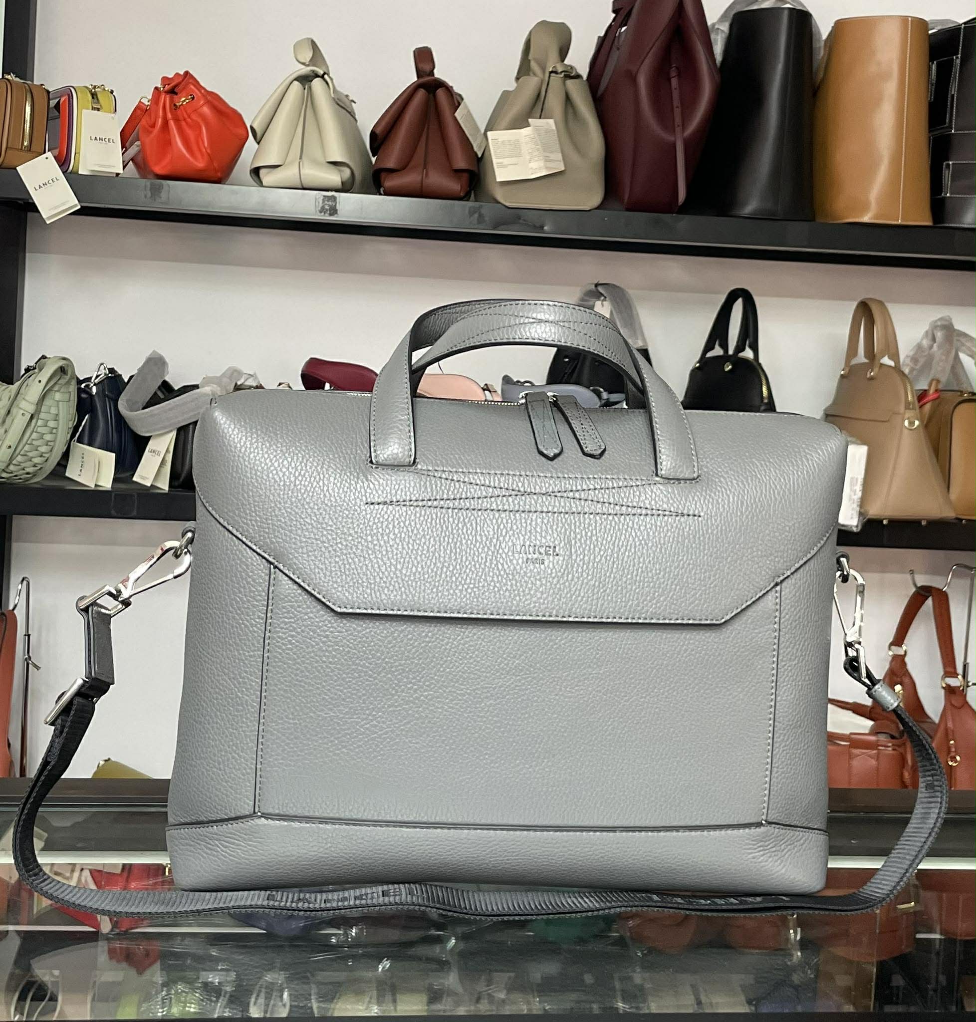 https://accessoiresmodes.com//storage/photos/360/LANCEL/received_1624421968905644.jpeg