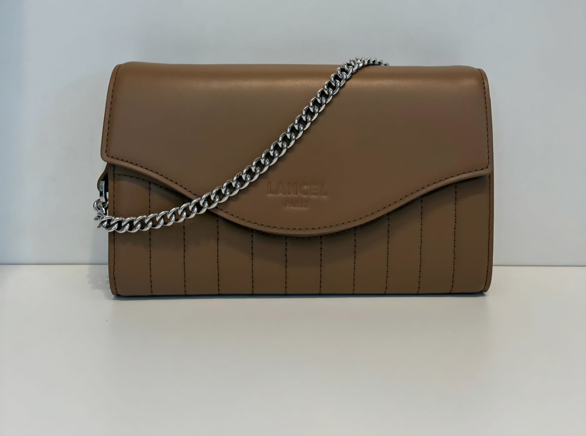 https://accessoiresmodes.com//storage/photos/360/PORTEFEUILLE-LANCEL/IMG-20260822-WA0020.jpg