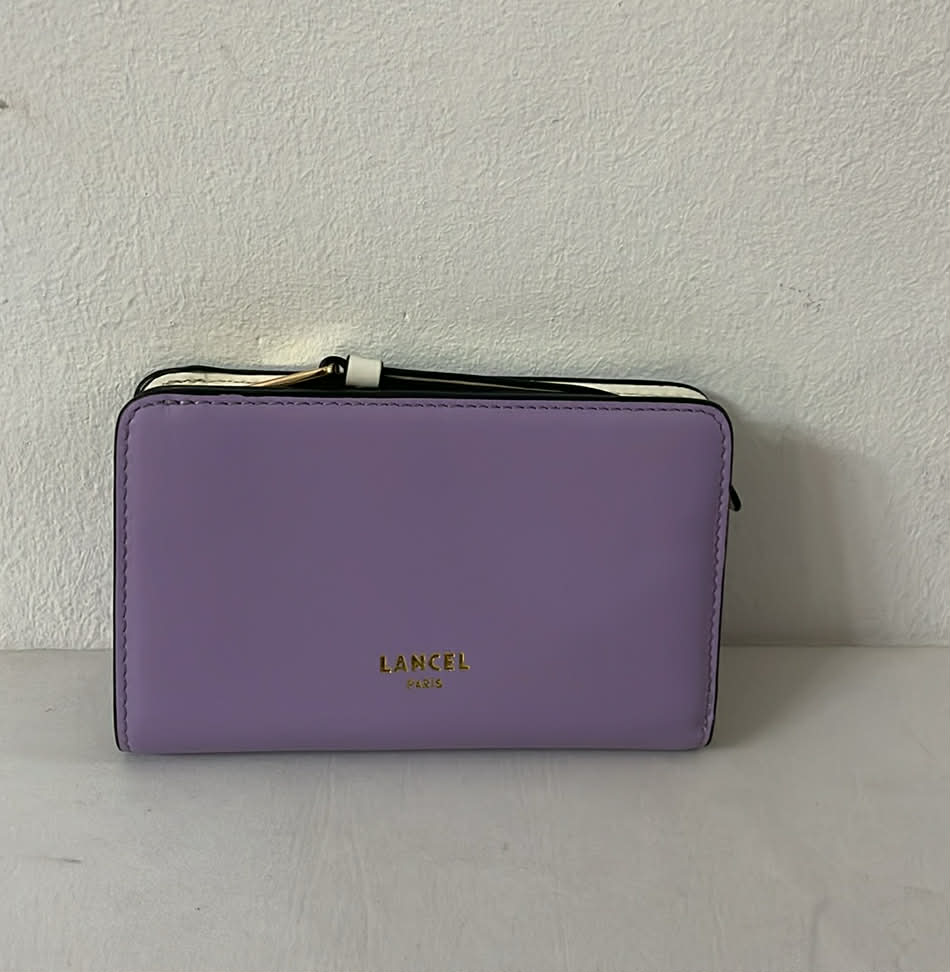 https://accessoiresmodes.com//storage/photos/360/PORTEFEUILLE-LANCEL/received_1998739984320683.jpeg
