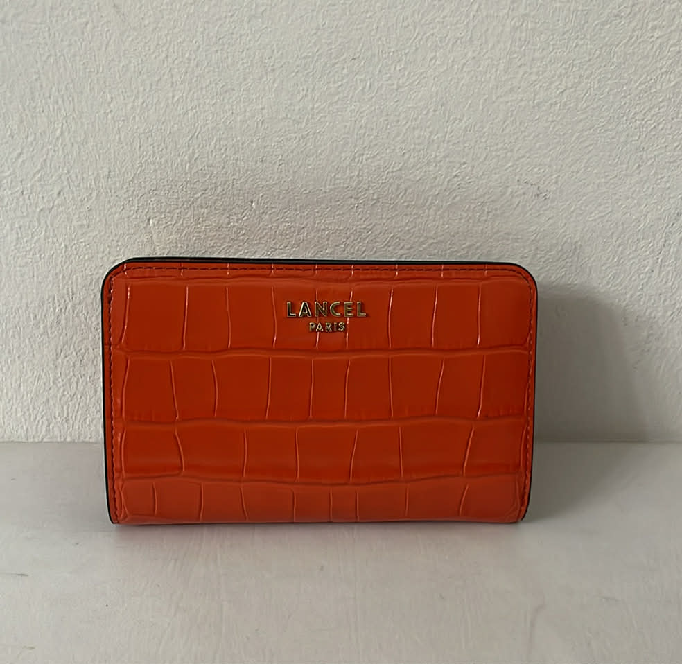 https://accessoiresmodes.com//storage/photos/360/PORTEFEUILLE-LANCEL/received_888546627336422.jpeg