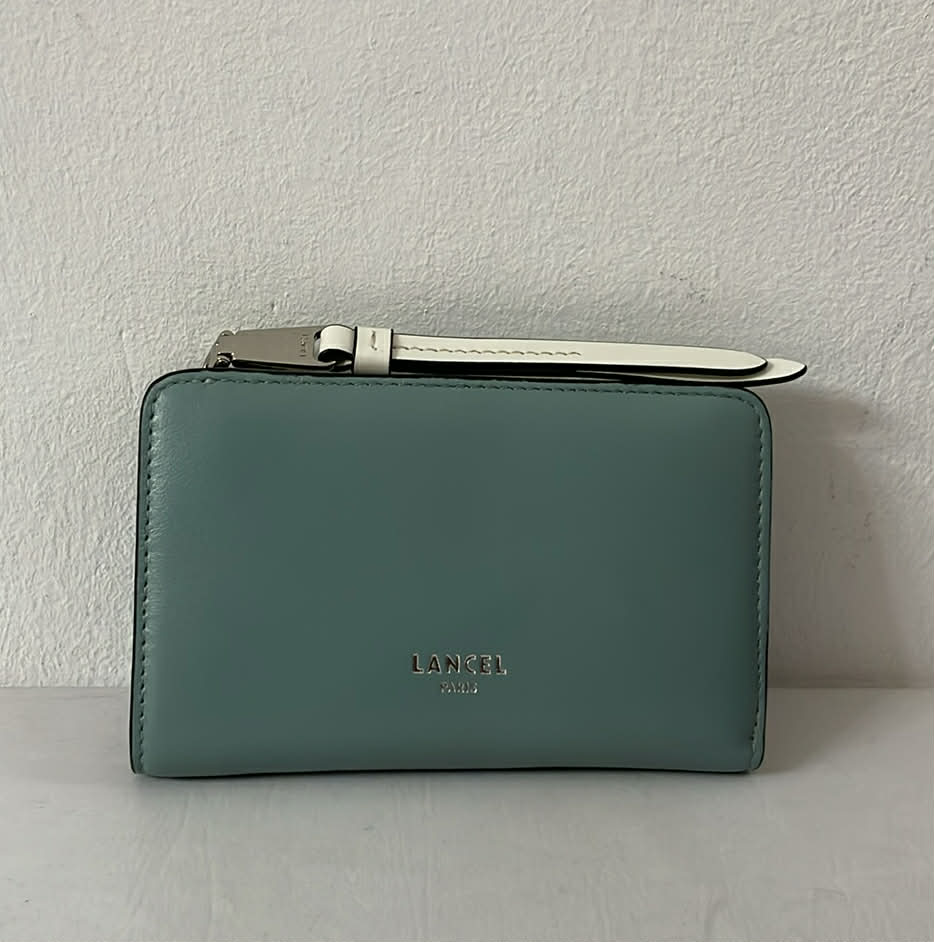 https://accessoiresmodes.com//storage/photos/360/PORTEFEUILLE-LANCEL/received_940460791894442.jpeg